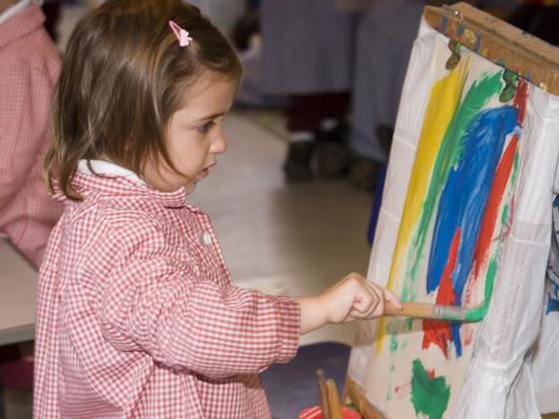 Una niña, en una clase de pintura./GTRES