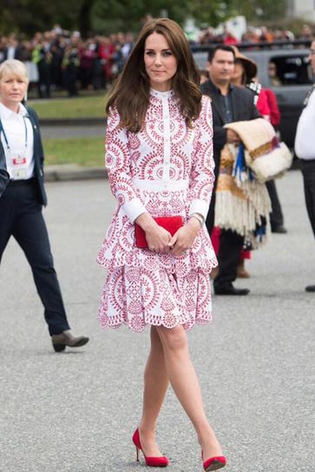 Kate Middleton estrenó un vestido de la colección Resort 2017 de Alexander McQueen.