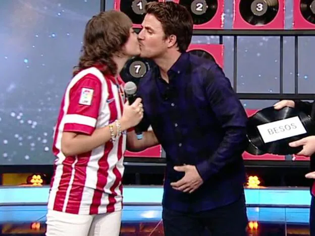 Dani Martín besando en la boca a una fan./twitter.