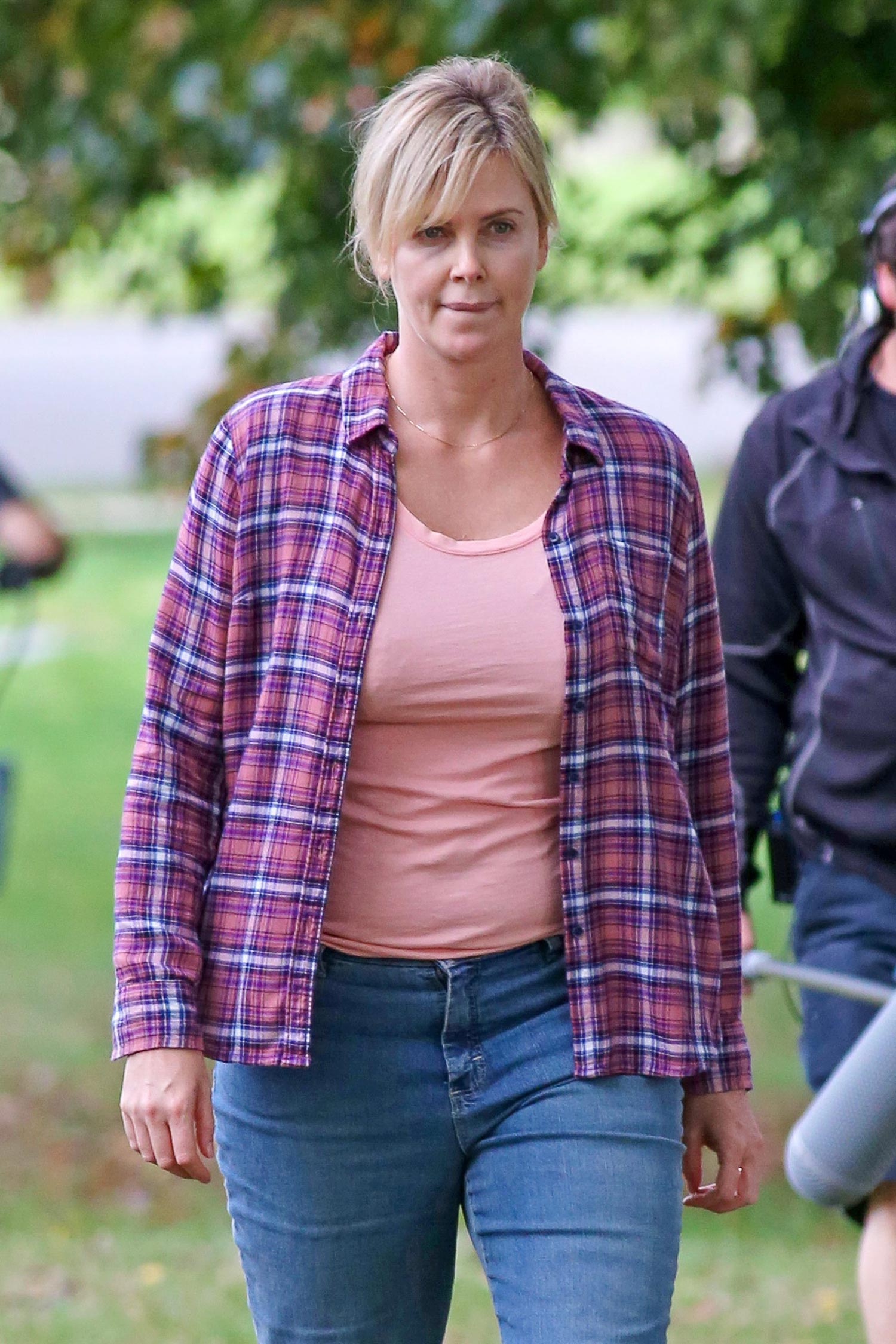 El look de Charlize Theron en el rodaje de 'Tully', en septiembre de 2016