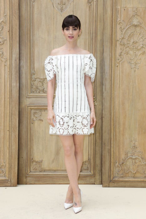 Lilly Collins en el desfile de Valentino en la Semana de la Moda de París