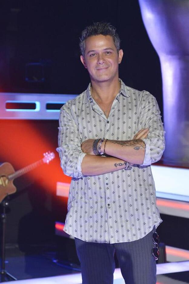 Alejandro Sanz posa en elplató de 'La Voz'./mediaset.