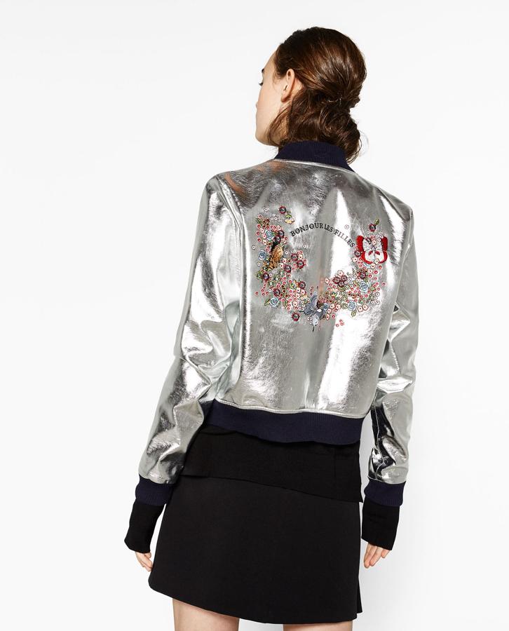 Bomber plateada, de Zara