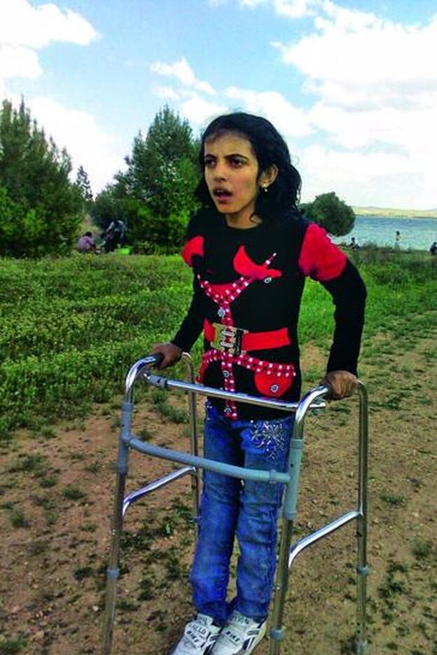 Nasrine, hermana de Nujee, es la otra heroína de esta historia: ella empujó la silla de ruedas de su hermana durante esta durísima travesía.