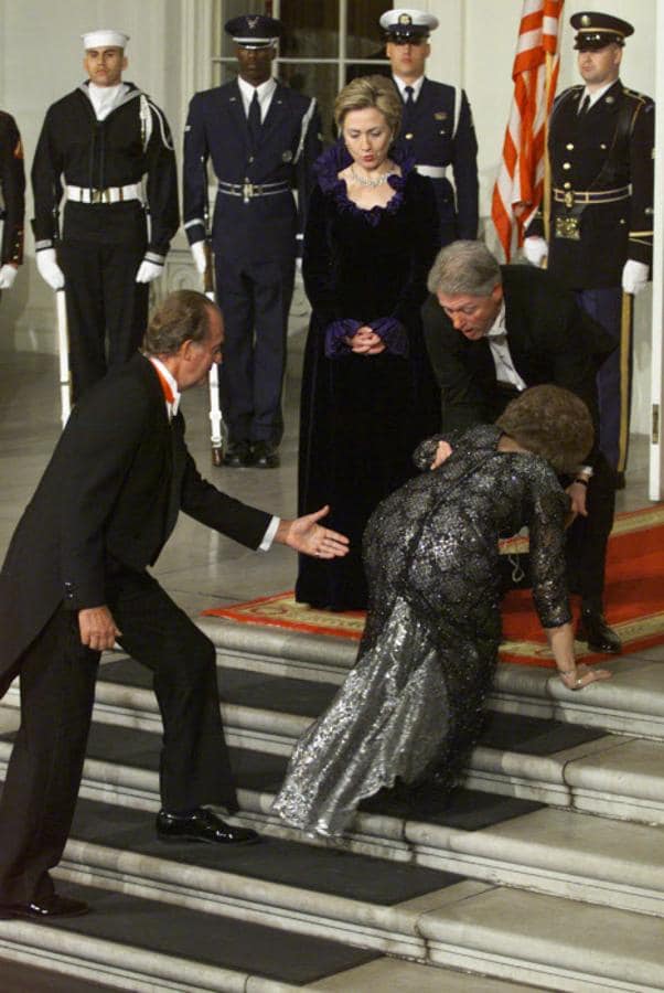Hillary Clinton observa como la Reina Sofía se tropieza en 2000