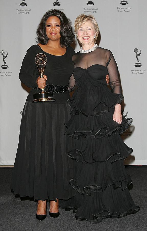 Hillary Clinton junto a Oprah Winfrey en los Emmy de 2005