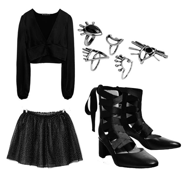 Con este look "black swan" tierno y a la vez rockero, ¡atraerás todas las atenciones! Cuerpo escotado de Zara 22,95€, falda de tul de Zara Kids 15,95€, anillos de H&M 6,99€ y tacones destalonados atados de Zara 35,95€.