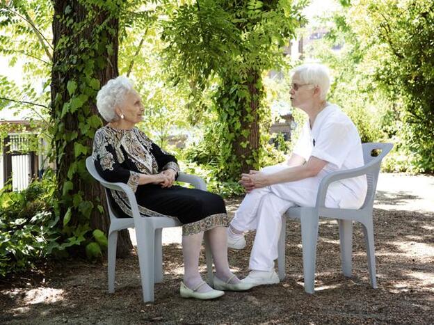 Sofía Molina (88 años) con Sor Florentina, su terapeuta, cuidadora y amiga./Juan Millás