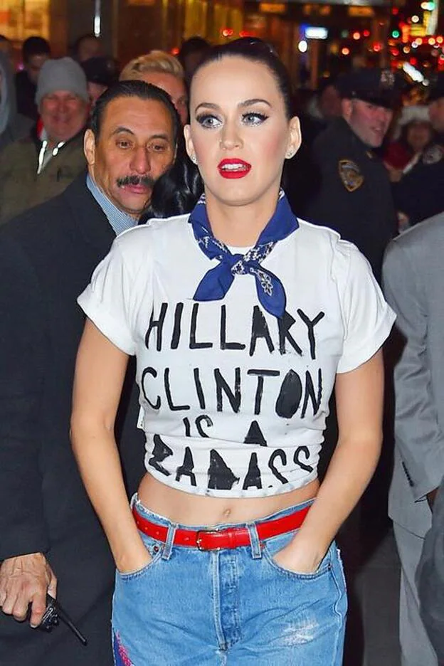 Katy Perry con una camiseta apoyando a Hillary Clinton/Cordon