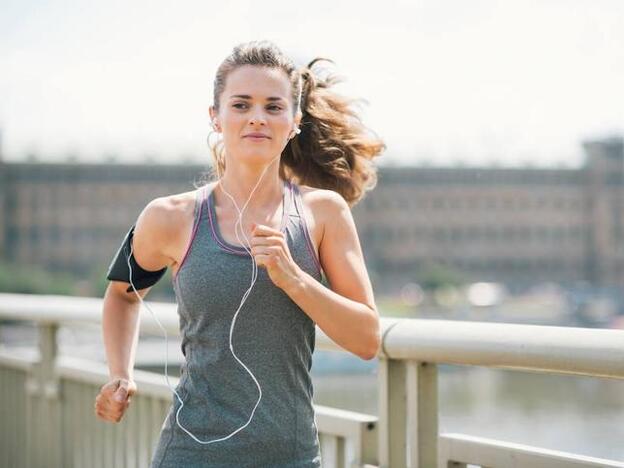 Una mujer preparándose para su primera carrera oficial./fotolia