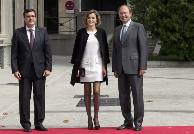 La reina Letizia, con medias negras y vestido blanco en una visita al Senado en 2015.