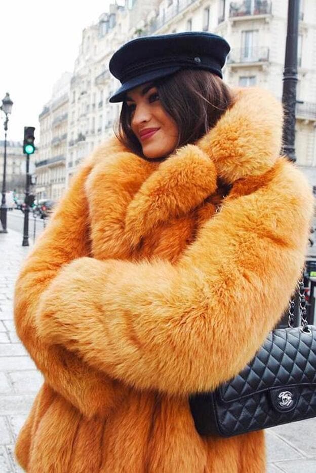 La it-girl Marta Lozano (@martalozanop) con un abrigo de El Vestidor Vintage y bolso de Chanel./Instagram