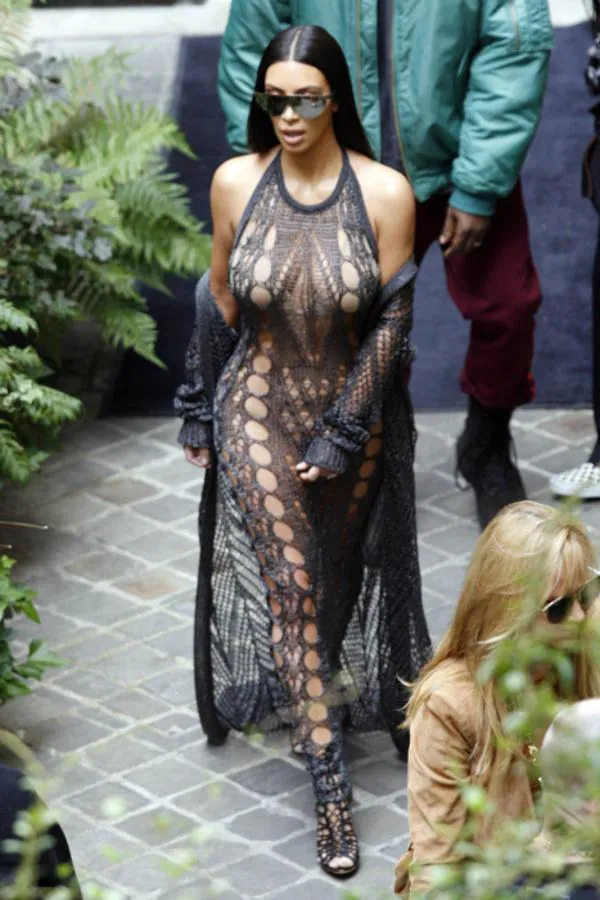 Famosas que intentaron ser sexys sin éxito: Kim Kardashian con vestido con perforaciones