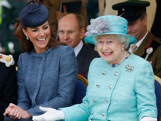 Kate Middleton junto a la Reina Isabel II./Gtres