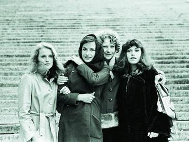 Isabelle en 1976 con sus hermanas Elisabeth, Jacqueline y Carolina Huppert, que se dedican a actuar y a escribir.