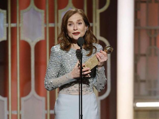 Isabelle Huppert recogiendo su Globo de Oro por su papel en 'Elle'./gtres.