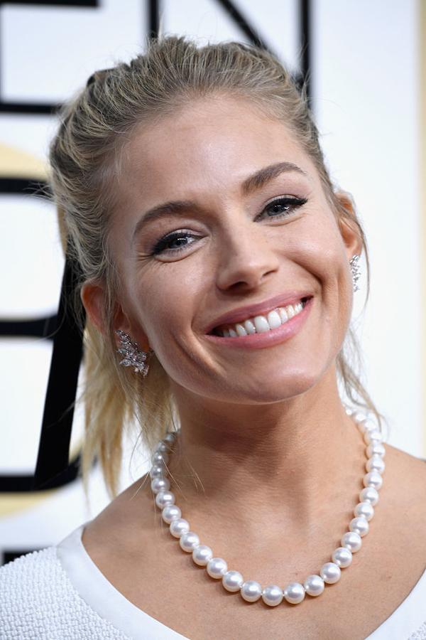 Los peinados y maquillajes de los Globos de Oro 2017: Sienna Miller