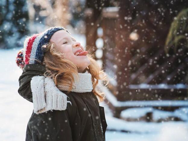 Una niña disfrutando de la nieve./fotolia