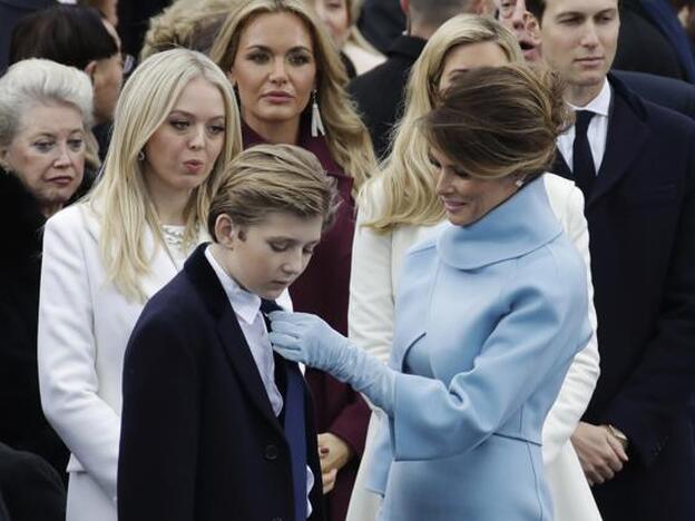 Melania coloca la corbata a Barron Trump, durante la toma de posesión de Donald Trump, su padre, como presidente./GTRES