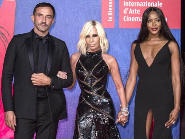 Riccardo Tisci, Donatella Versace y Noami Campbell/GTRES