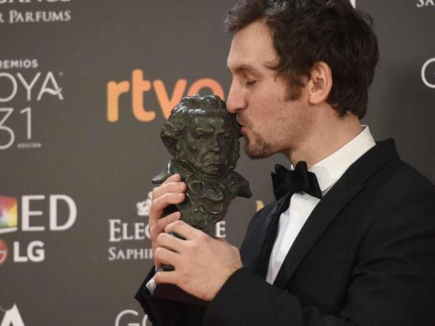 Raúl Arévalo besa su Premio Goya como Mejor director novel./gtres.