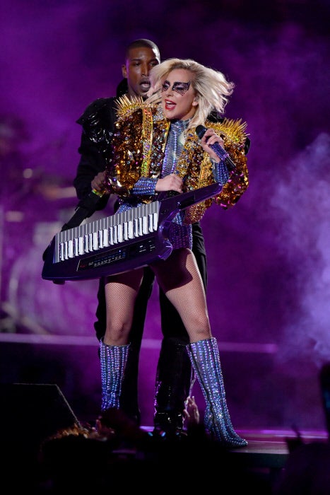 La actuación de Lady Gaga en la final de la Super Bowl: su chaqueta dorada de pinchos