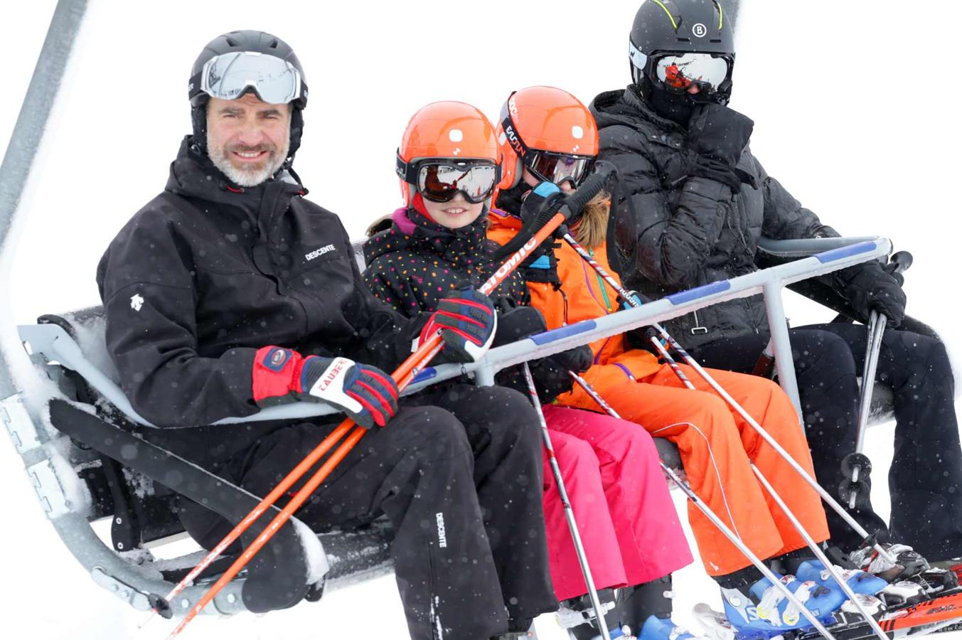 Los Reyes y sus hijas en el remolque en Astún