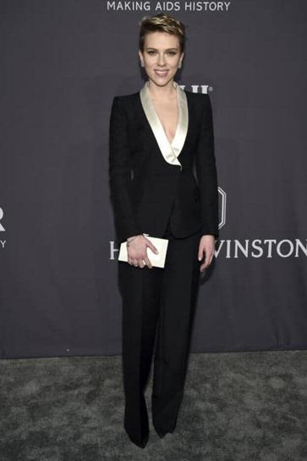 Scarlett Johansson, elegantísima con esmoquin de Atelier Versace.
