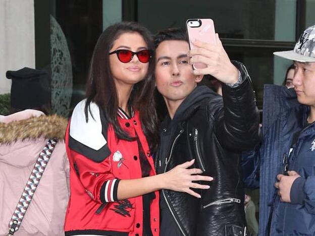 Selena Gómez se hace un selfie con un fan en Nueva York./GTRES