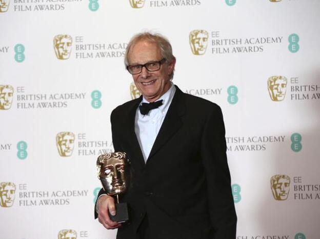 El director inglés, Ken Loach, mostrando su premio a la mejor película británica/GTRES