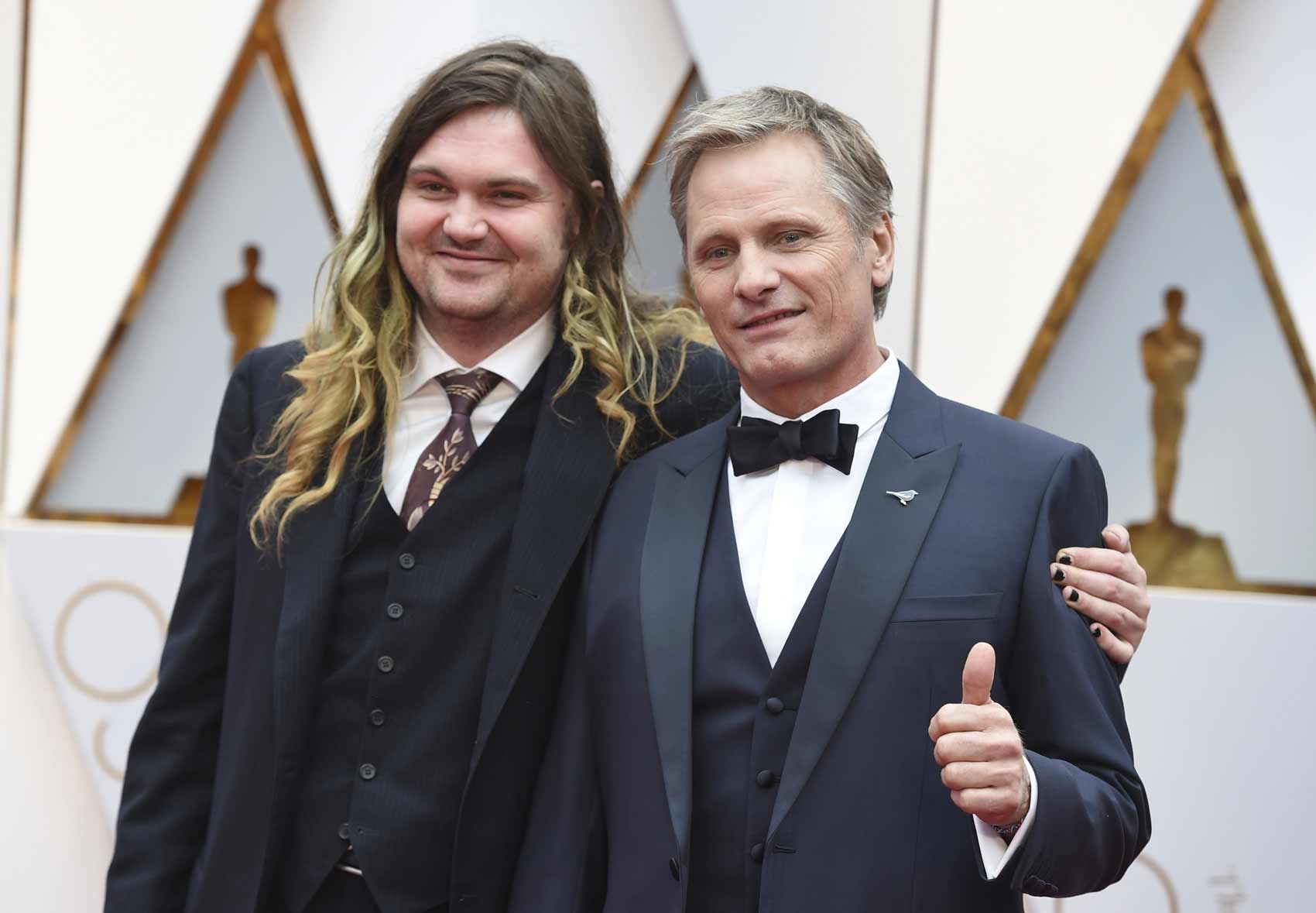 Las parejas en la alfombra roja de los Oscars 2017: Viggo y Henry Mortenssen