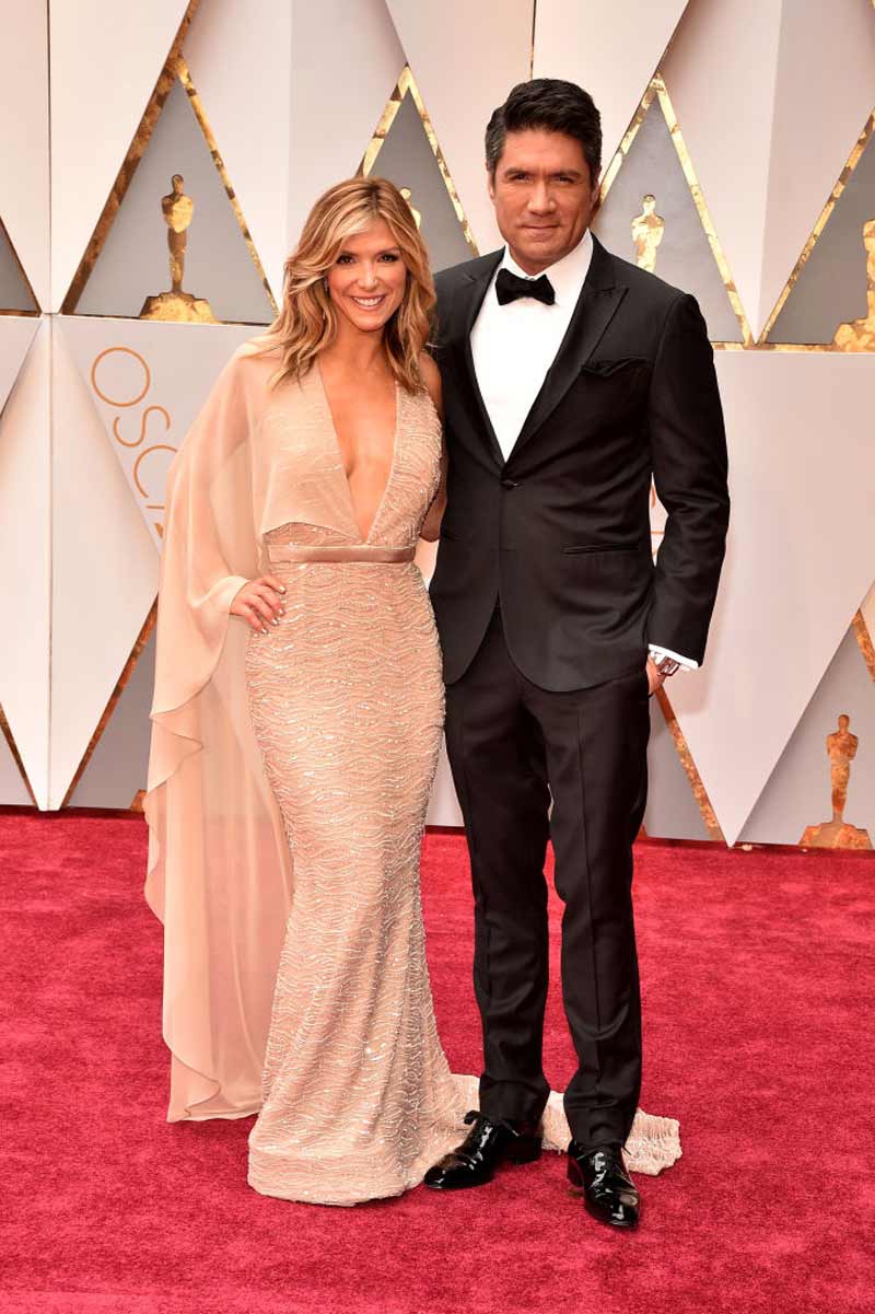 Las parejas en la alfombra roja de los Oscars 2017: Debbie Matenopoulos y Louis Aguirre