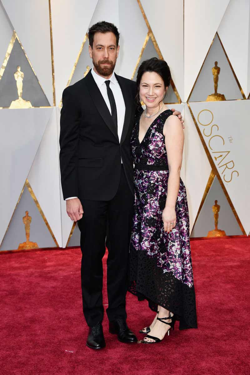 Las parejas en la alfombra roja de los Oscars 2017: Dan Krauss y su mujer