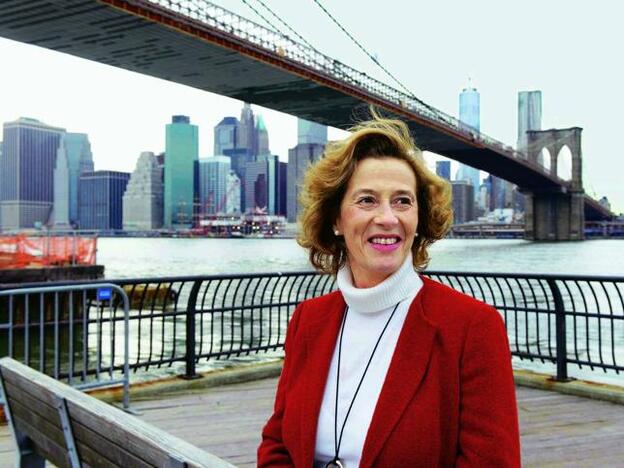 Julia Navarro, con el puente de Brooklyn y el distrito financiero de Manhattan al fondo/d. r.