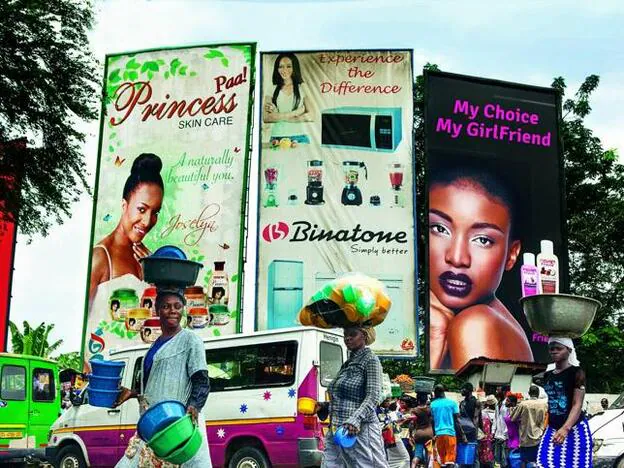 Las calles de Acra, en Ghana, tomados por los carteles publicitarios que anuncian cremas blanqueadoras/d. r.