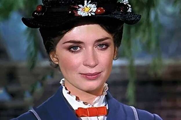 Emily BLunt caracterizada como Mary Poppins/D.R.