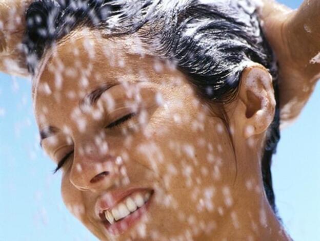 Mujer lavando su pelo