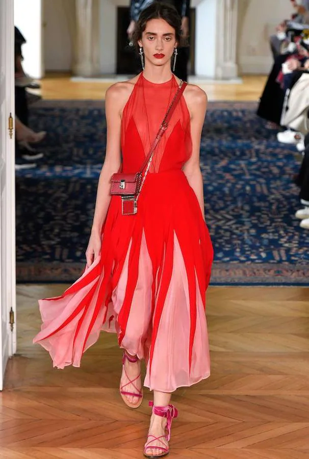 Tendencia rosa y rojo en la pasarela: Valentino