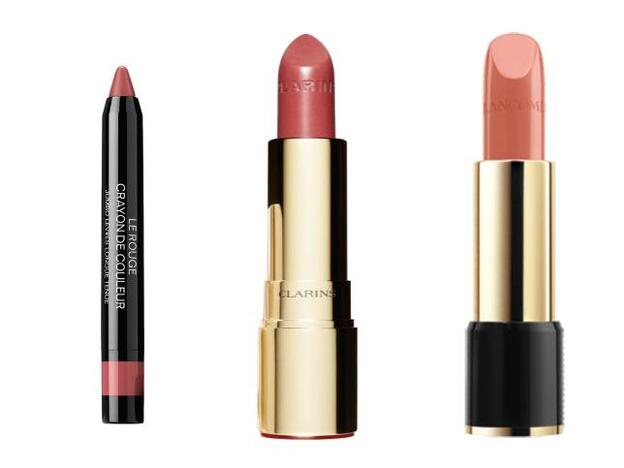 Crayon de Coouleur en tono Rose Violine de Chanel (34 euros). Joli Rouge Brillant en tono Tender Nude 31 de Clarins (24,50 euros). L´Absolue Rouge en tono Supense 343 de Lancôme (34 euros).