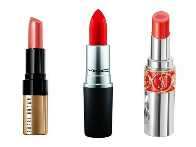 Luxe Lip Color en tono Bellini de Bobbi Brown (36 euros). Work it Out Lipstick en tono Testosterone de M·A·C (19,50 euros). Volupté Tint-in-Balm en tono Catch Me Organe de Yves Saint Laurent (35,50 euros).