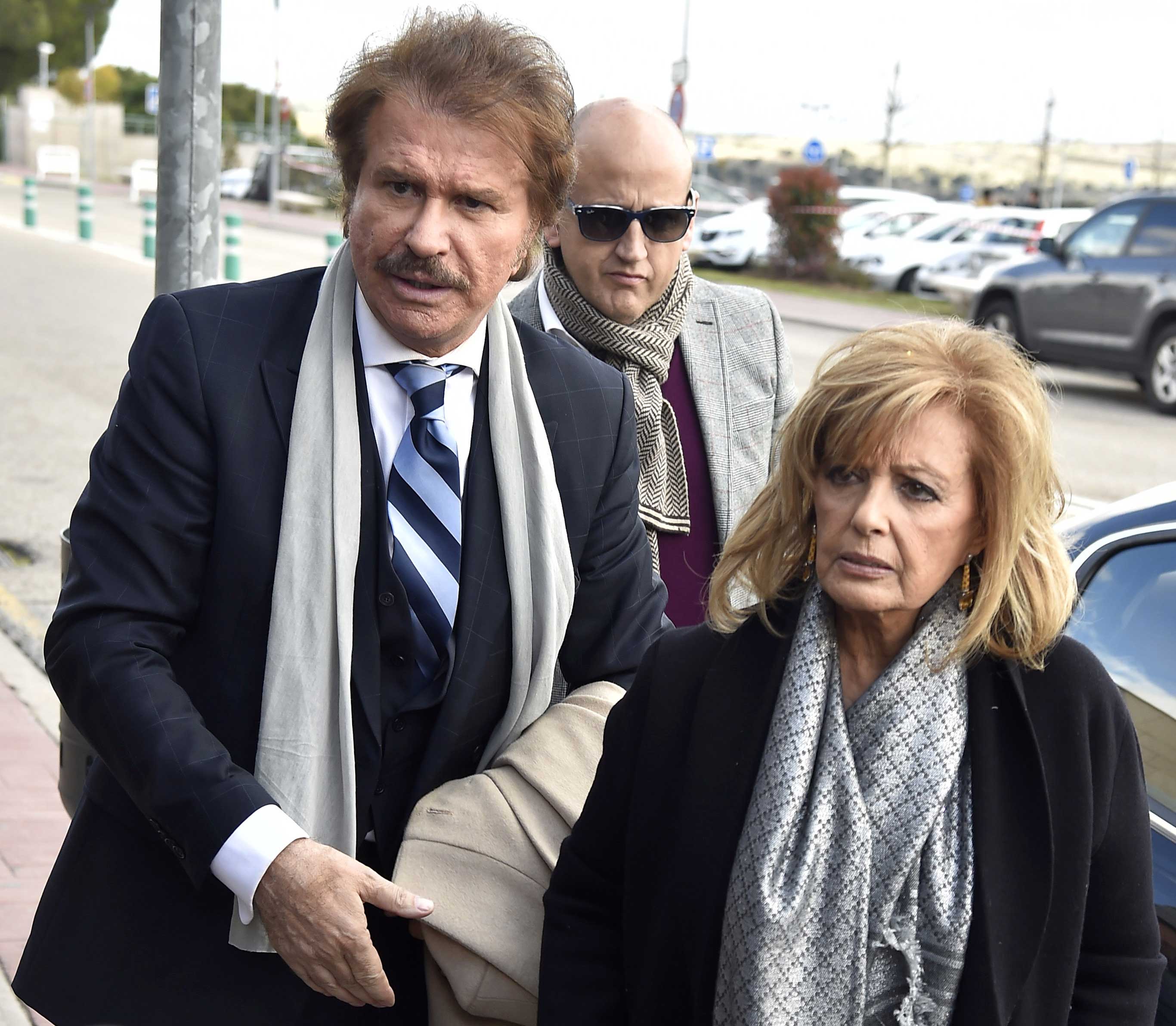 Edmundo Arrocet y María Teresa Campos, en la capilla ardiente de Paloma Gómez Borrero