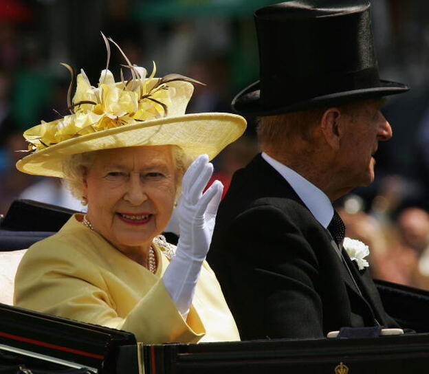 La Reina Isabel II, acompañada de su marido, en un acto oficial/GETTY