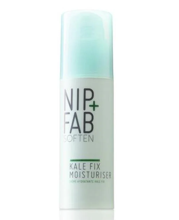 Base Kale Moisturizer de Nip + Fab. Una fuente inagotable de superalimentos como el kale, el berro y el aceite de almendras que ayudan a suavizar la piel seca y proporcionan una nutrición profunda. (25€)