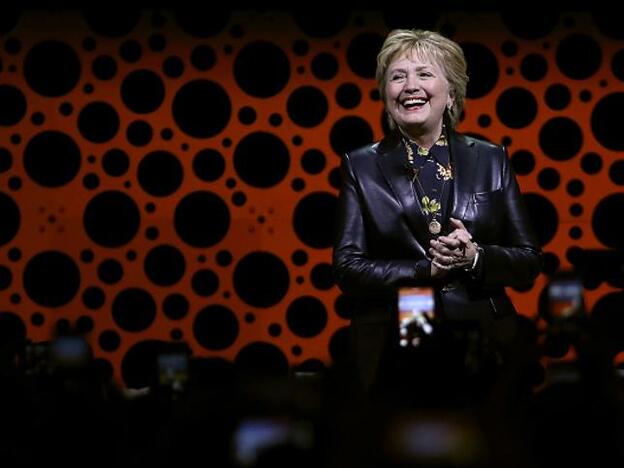 Hillary Clinton con chaqueta de cuero/GETTY