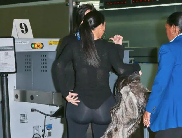 Kim Kardashian viaja en avión con leggings