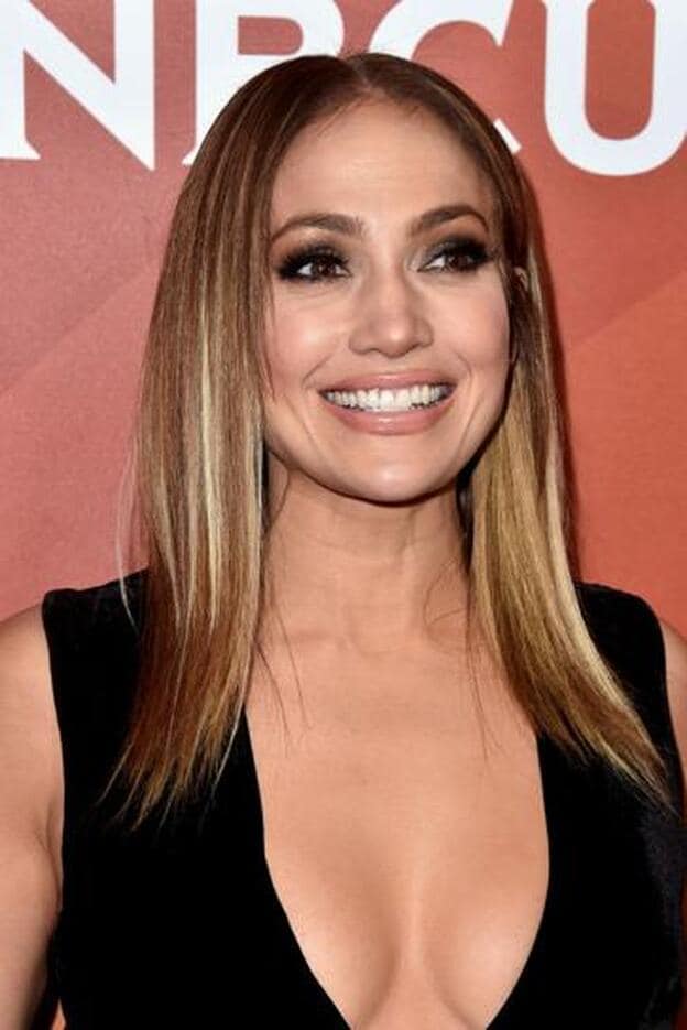 Jennifer Lopez con mechas rubias.