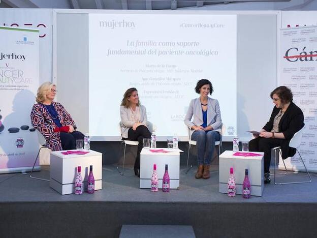 V encuentro Cancer Beauty Care: Esperanza Fruhbeck, paciente oncológica, Ana González de AECC, Marta de la Fuente, de MD Anderson Madrid y María José Barrero, subdirectora de Mujerhoy./Jesús García