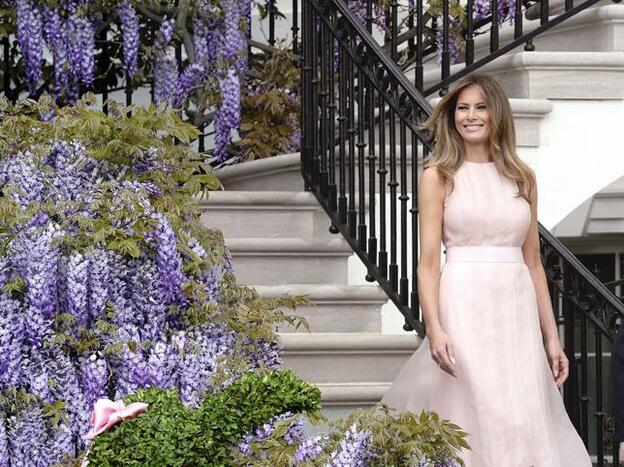 Melania Trump en los jardines de la Casa Blanca, durante el tradicional juego infantil con motivo de la Pascua./Getty