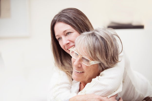 Hija abrazando a su madre./Fotolia