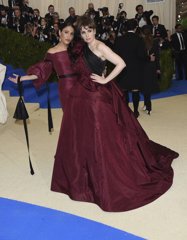 Lena Dunham, junto a Jenni Konner en una gala benéfica reciente./GTRES